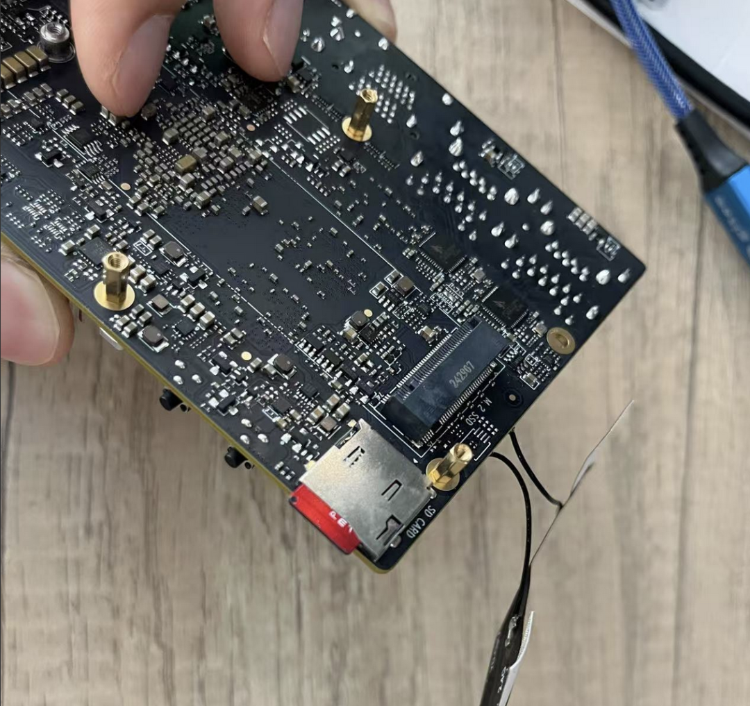 SD卡槽位于开发板背面